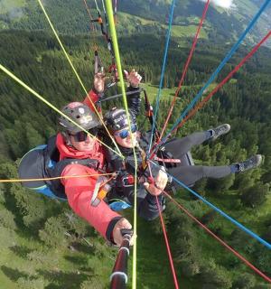 to personer hænger fra en faldskærm