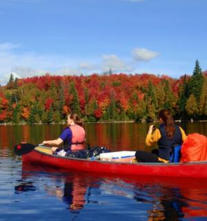 湖上的红船上有两个女人