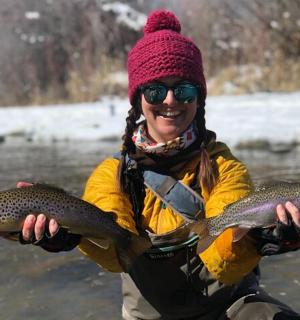 žena držící v rukou velkou rybu