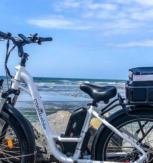 停在海边沙滩上的自行车