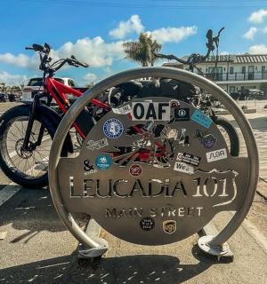 路边停放摩托车的标志