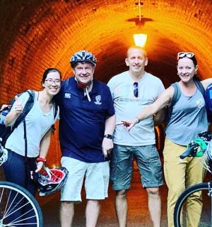 一群人站在隧道里,骑着自行车