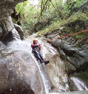 一名女子在瀑布上的绳索上