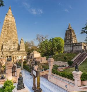 寺庙景观，背景为塔楼