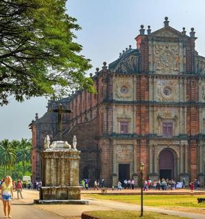 一座大楼，前面有人走动