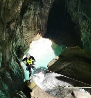 ein Mann steht auf einem Seil in einer Höhle
