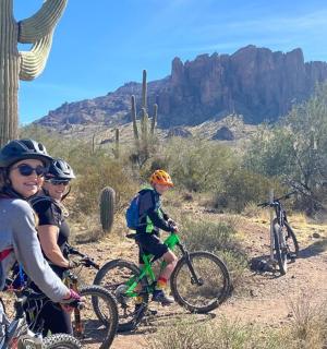 skupina ljudi, ki kolesarijo po puščavi