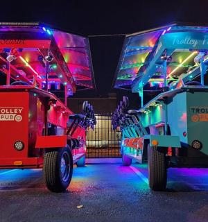 dva popelářské vozy zaparkované vedle sebe