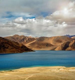 山中湖泊的景色