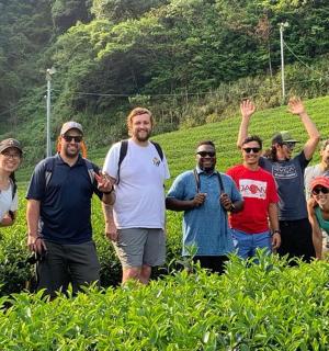 一群人站在田野里