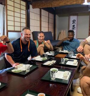 一群男人围坐在桌旁吃饭