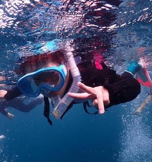 一群人在水中游泳