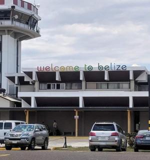공항 앞에 주차된 차들이 있는 주차장