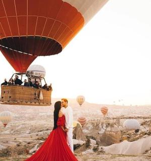 Pár stojící před horkovzdušným balónem