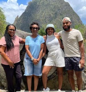 skupina lidí stojících před horou