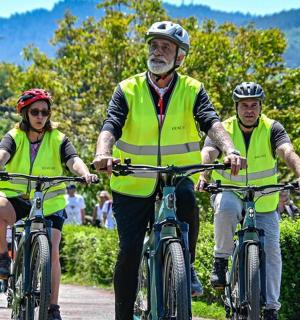 一群人骑着自行车沿着道路行驶