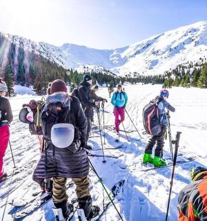 一群人在雪地里滑雪