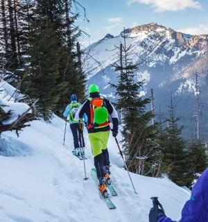 三个人在山上的雪地里滑雪