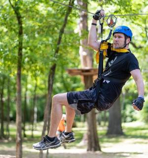 muž skákající do vzduchu na zip line
