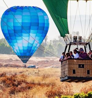 一群人乘坐热气球