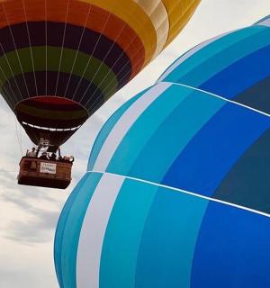 两个热气球在天空中飞翔