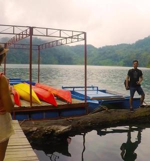 muž a žena stojící na molu vedle lodi