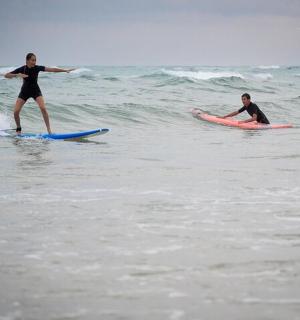 两个人在海里冲浪