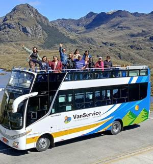 一群人坐在公共汽车顶上