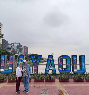 两个人站在亚马逊标志前