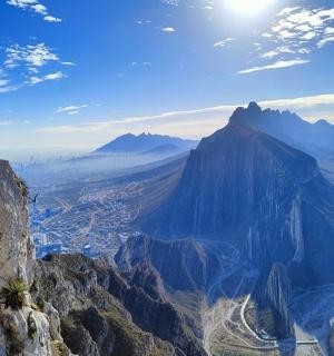 en person som står på kanten av ett berg