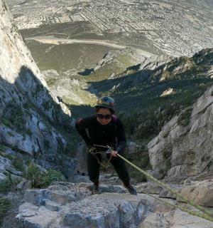ein Mann zieht an einem Seil auf einem Berg