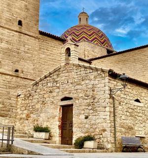 一座顶部有塔楼的大型砖砌建筑