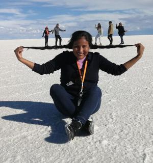 一名女子跪在雪地里，张开双臂