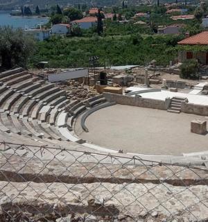 ein Amphitheater mit einem Zaun davor