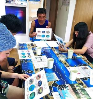 一群孩子坐在一张桌子旁