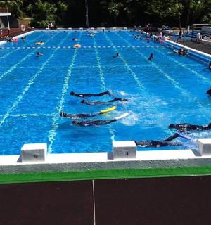 一个大型游泳池,里面有人在水里