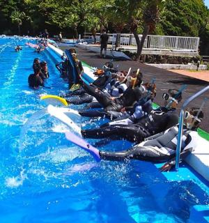 一群人在水滑梯上玩水