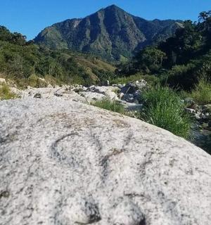 srdce nakreslené na skále v horách