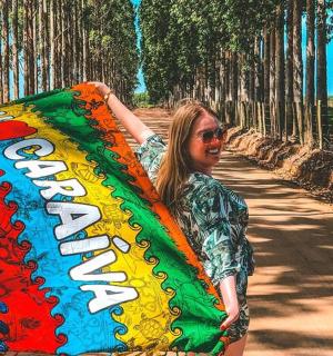 一名女子拿着一只大风筝