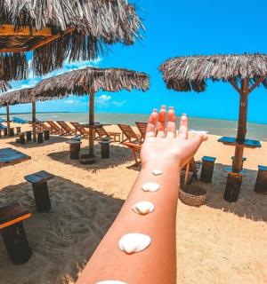 沙滩上，一个人的手伸向空中