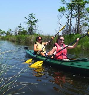 dva lidé v kánoi na řece