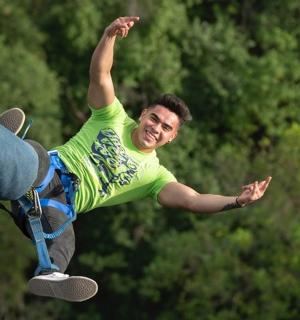 ein Mann, der einen Trick auf einem Skateboard in der Luft macht