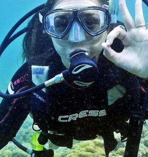 戴着防毒面具在水中的人