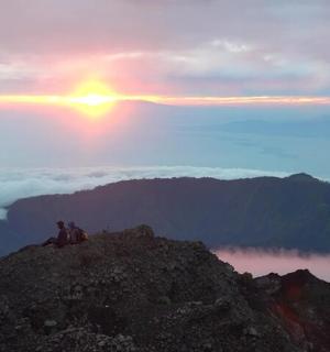 一群人坐在山顶上