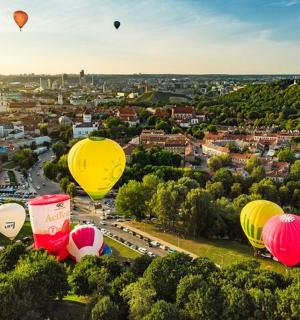 一群热气球飞越城市