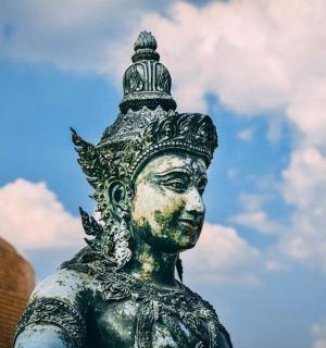 a statue of a woman with a crown on her head