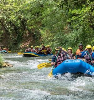 一群人在河上漂流