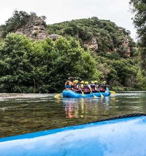 一群人在河上的木筏上
