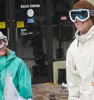 一名男子和一名女子站在滑雪板上