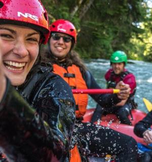 一群人在河上漂流